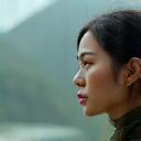 日本の美しい景色の中で、深く考え込む女性のポートレート